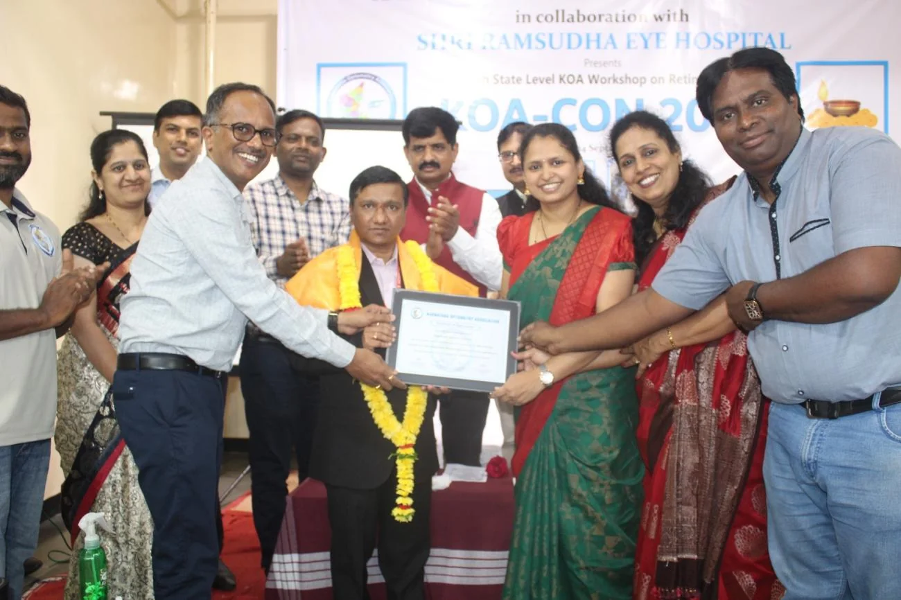 Office bearers of the Karnataka Optometry Association presenting a certificate of appreciation at a KOA-CON workshop